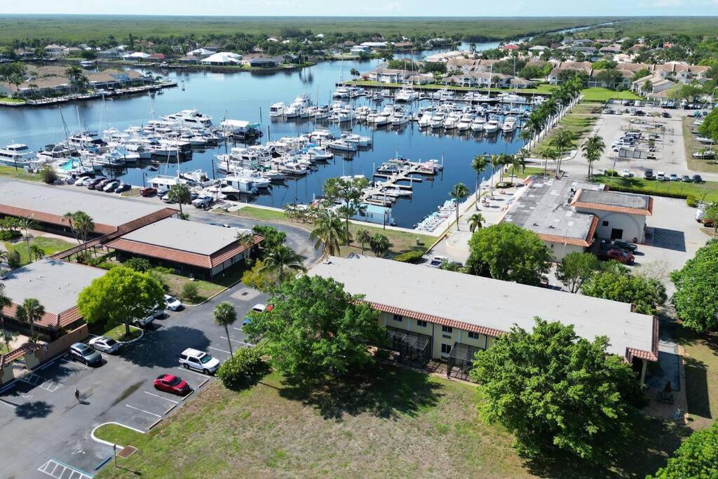 Апартаменти Marina Getaway On The Water! Нейплсз Екстер'єр фото