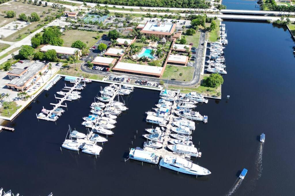 Апартаменти Marina Getaway On The Water! Нейплсз Екстер'єр фото