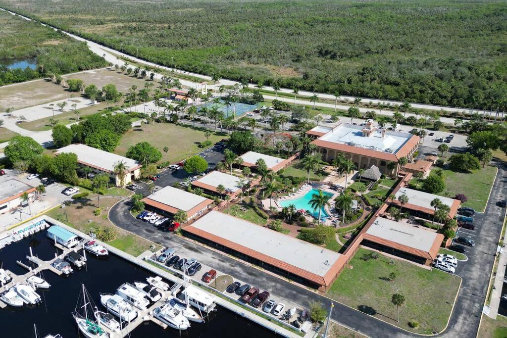 Апартаменти Marina Getaway On The Water! Нейплсз Екстер'єр фото