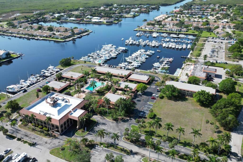 Апартаменти Marina Getaway On The Water! Нейплсз Екстер'єр фото