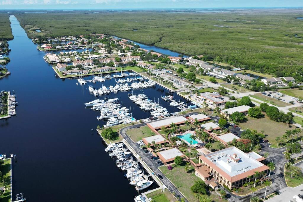Апартаменти Marina Getaway On The Water! Нейплсз Екстер'єр фото